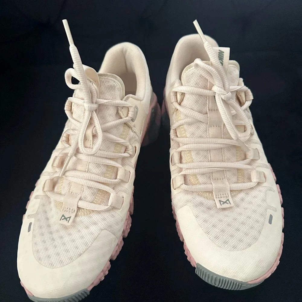 Nike METCON Women's Sneakers in Cream and Pink - Picture 4 of 6